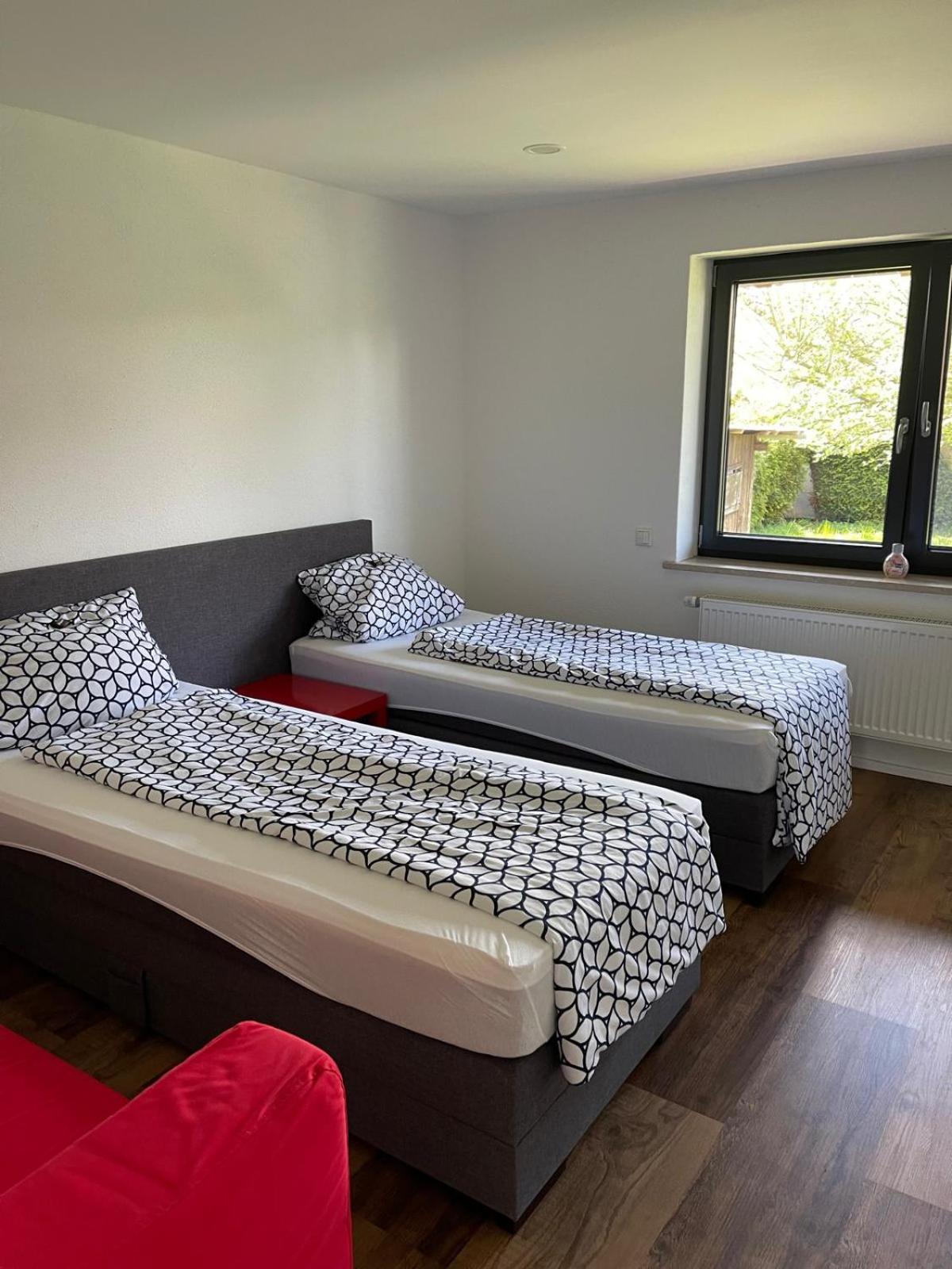 Bungalow In Ruhiger Siedlung Mit Stellplatz Landshut Exterior photo